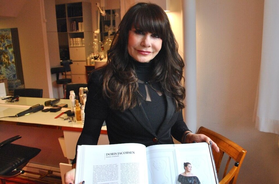 Stylist og nu modeforfatter Pari Khadem udgav modebogen 'Magt og Mode' hvor 25 folketingspolitikere stiller op som modeller, blandet andet Doris Jakobsen Arktis MediaGreat Greenlands pels bliver udstillet i bogen 'Magt og Mode' af folketings-stylisten Pari Khadem Arktis MediaStylist og nu modeforfatter Pari Khadem udgav modebogen 'Magt og Mode' hvor 25 folketingspolitikere stiller op som modeller, blandet andet Doris Jakobsen Arktis MediaGreat Greenlands pels bliver udstillet i bogen 'Magt og Mode' af folketings-stylisten Pari Khadem Arktis MediaStylist og nu modeforfatter Pari Khadem udgav modebogen 'Magt og Mode' hvor 25 folketingspolitikere stiller op som modeller, blandet andet Doris Jakobsen Arktis MediaGreat Greenlands pels bliver udstillet i bogen 'Magt og Mode' af folketings-stylisten Pari Khadem Arktis Media