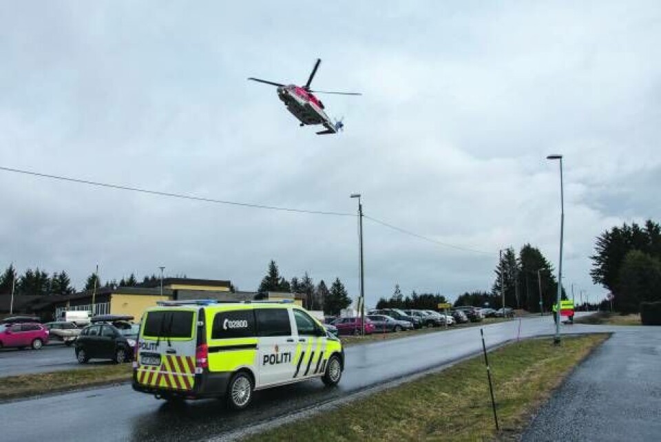 Fem helikoptere fløj i pendulfart frem og tilbage mellem skibet og byen med nødstedte fra Viking Sky. Man nåede knapt nok at evakuere en tredjedel af passagererne i løbet af natten til søndag.