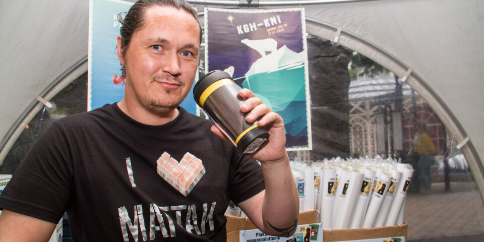 Fotograf Ujo Müller fra KNI elsker mattak - og det kan han fortælle med en af de nye T-shirts, som det grønlandske bygdeforsyningsselskab har produceret.