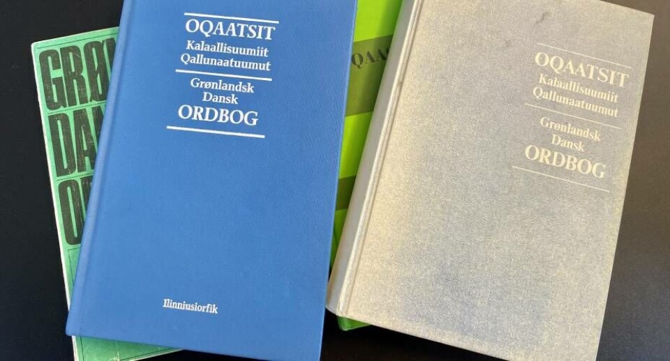 Der er flere betegnelser og forklaringer på ordet qallunaaq i de forskellige ordbøger. Sprogsekretariatet læner sig op af et af forklaringerne.