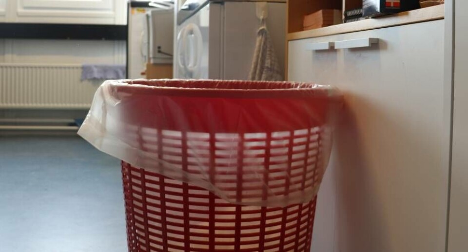 Affaldsspand til vådt affald i s administration. Kommunen kvitter affaldsposer af plasttik. Qeqqata Kommunia