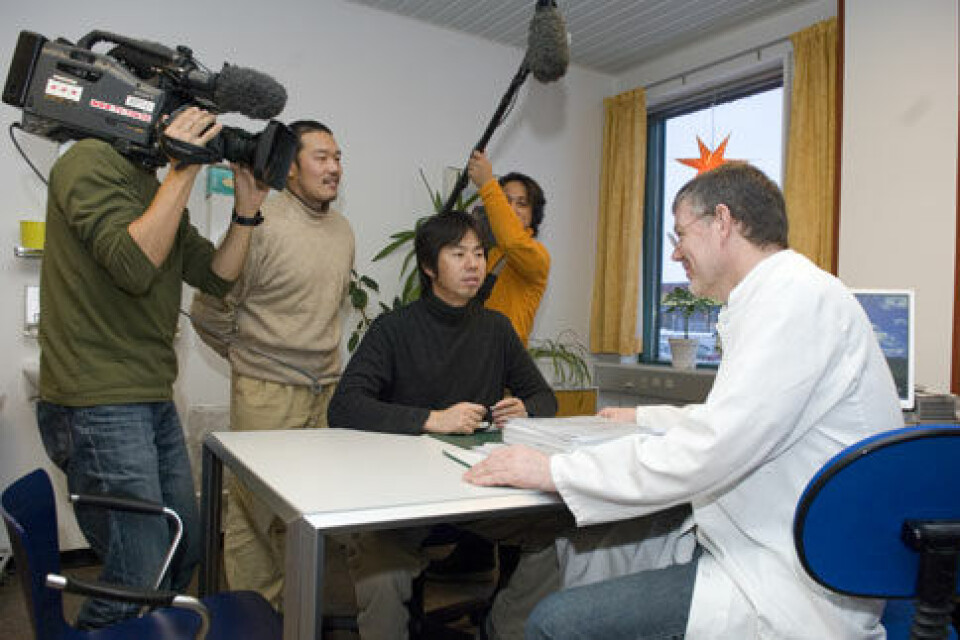 Overlæge Gert Mulvad fra Lægeklinikken i Nuuk blev interviewet af tv-holdet fra Japan.