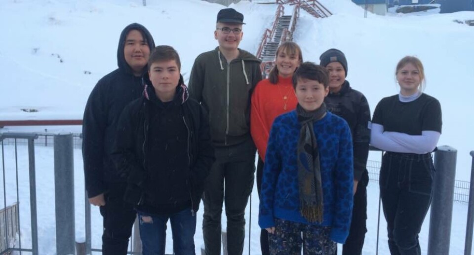 De syv elever fra 9. klasse på Nuuk Internationale Friskole, der skal præsentere deres projekt på konferencen i London. Fra venstre: Lars Frederiksen, Nanoq Lynge Petersen, Malik Dollerup-Scheibel, Emilie Kaastrup Sørensen, Milan Olsen, Alfred Kreutzmann Ben Shalmi og Ellen Jeppesen. Derudover kommer lærer Melissa Hansen og forældrerepræsentant Martin Ben Shalmi med.