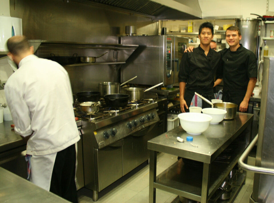 Grønlandske Kunuk Koch Hansen og vietnamske Phu Pham i køkkenet, hvor de arbejder sammen med blandt andre den engelsk-burmesiske ejer, Steve, og en marokkansk tjener i den spanske restaurant med asiatisk inspireret cousin PrivatOvnbagt terrin af foie flamberet med brun sukker og vendt i pistage, dertil fersken kompot og krydret brød. Det er blot en af de retter, som Kunuk og Phu har været med til at tilberede Phu PhamPersonalet på Restaurante Seu Xerea får sig en velfortjent fyraftensøl kl. 1 om natten PrivatSelvportræt. Kokkeleverne Kunuk Koch Hansen og Phu Pham hygger sig i Valencia i Spanien Phu Pham