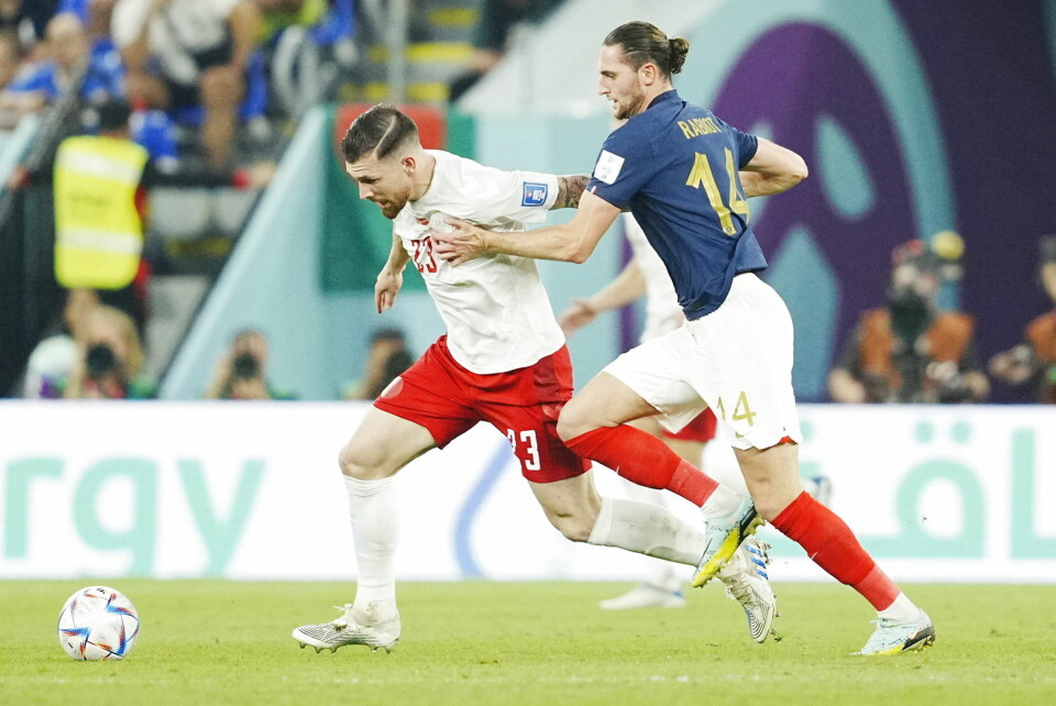 Danmark og Pierre-Emile Højbjerg (til venstre) tabte lørdag til Frankrig og Adrien Rabiot. Nu skal danskerne vinde over Australien i den tredje og sidste VM-gruppekamp mod Australien på onsdag for at have en chance for at gå videre fra gruppespillet og avancere til turneringens ottendedelsfinaler.