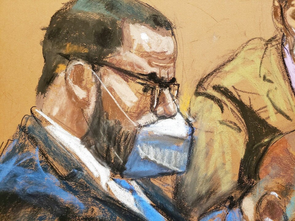 R. Kelly sad med bøjet hoved, da nævningetinget fortalte, hvad de var nået frem til. Strafudmålingen finder sted til maj næste år.