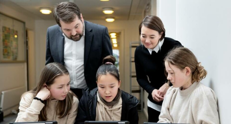 Elever i Kangillinnguit Atuarfiat præsenterer deres arbejde for administrerende direktør i , Kristian Reinert Davidsen og borgmester i Kommuneqarfik Sermersooq, Charlotte Ludvigsen. Tele-Post