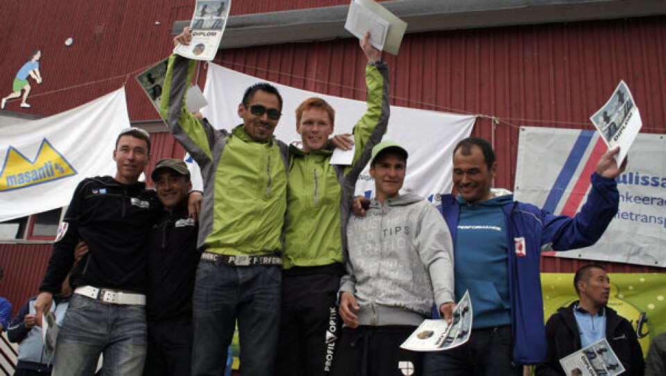 De tre hurtigst hold i mål i Kangia Race var: Team Profil Optik Ilulissat: Frederik Petersen + Frederik 'Fari' Mathiassen (i midten), Team Nuka Greenland: Piitaaraq Janussen + Lars Niels Berthelsen (til venstre) og Ulloriaq: John Davidsen + Ulrik Davidsen (til højre). Foto: Steffen Fog