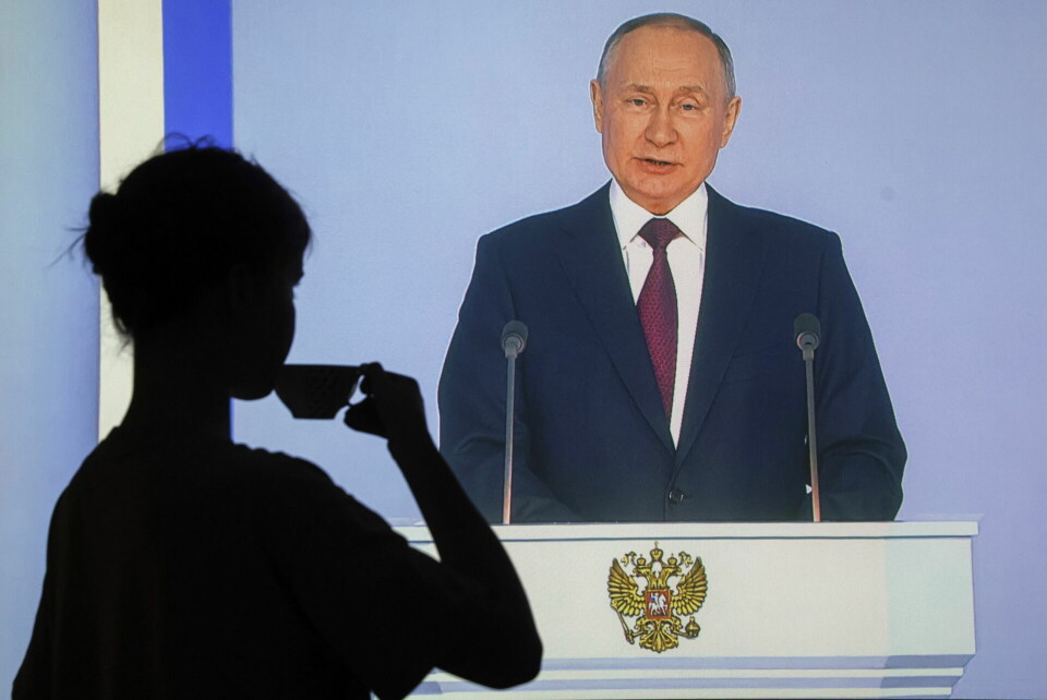 En kvinde overværer præsident Putins imødesete tale kort før krigens årsdag.