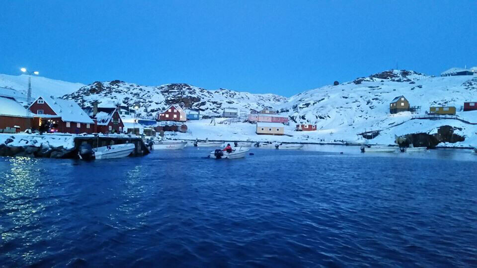 Der er ingen fiskefabrik i Kangersuatsiaq, der har omkring 150 indbyggere, og indhandling af sælskind har derfor en stor betydning for fangerfamiliernes økonomi. Alligevel bliver indhandlingen indstillet omkring tre gange om året, på grund af mangel på frysekapacitet.
