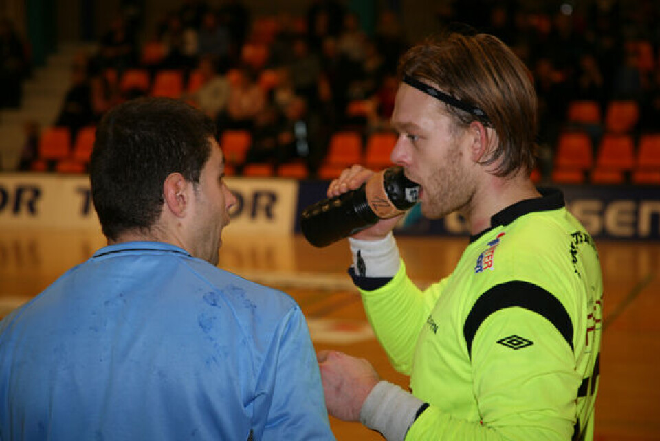 HC FYNs to målmænd Rajko Milosevic og John Boye. Foto: Knud Fl. Larsen Der var gaver til Minik Dahl Høegh fra en trofast fan. Foto: Knud Fl. Larsen Næste træk aftales Minik Dahl Høegh og Jakob Larsen. Foto: Knud Fl. Larsen Så er det ud! - en af Fredericias mange udvisninger. Foto: Knud Fl. Larsen HC FYNs to målmænd Rajko Milosevic og John Boye. Foto: Knud Fl. Larsen Der var gaver til Minik Dahl Høegh fra en trofast fan. Foto: Knud Fl. Larsen Næste træk aftales Minik Dahl Høegh og Jakob Larsen. Foto: Knud Fl. Larsen Så er det ud! - en af Fredericias mange udvisninger. Foto: Knud Fl. Larsen