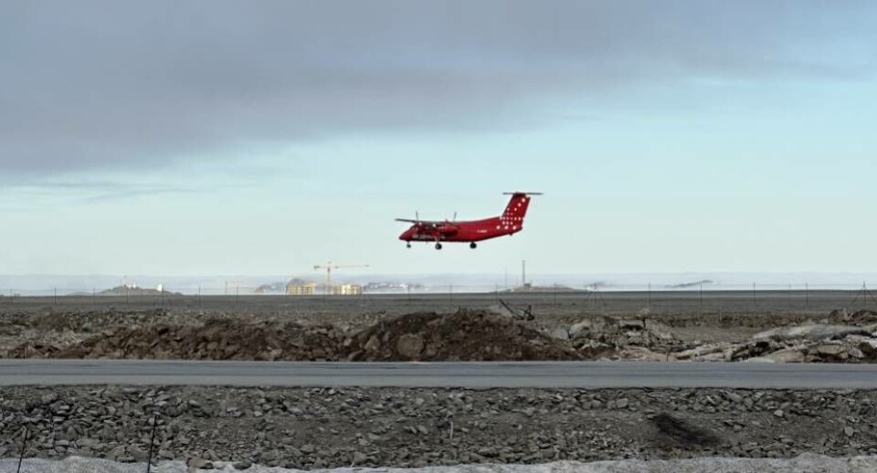 Billede af det nye Dash-8 fly under landingen i Nuuk.