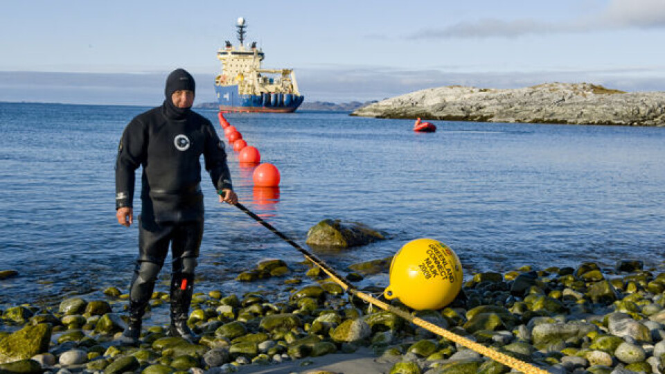 Søkablet, der sikrer en hurtig internetforbindese, kommer i land i Nuuk. Foto fra 2009. Kablet går fra Nordamerika over Grønland til Island. Fotograf: Leiff Josefsen