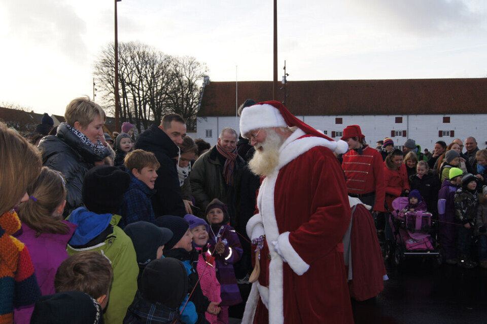 Julemanden lover børnene gaver juleaften, hvis de er søde. Borgmester Henning G. Jensen kørte i kane med julemanden rundt i Aalborg og endte på Gammel Torv, hvor julemarkedet startede. Julemanden fra Grønland åbnede i dag julen i Aalborg. Julemanden fra Grønland havde et moskusoksoehoved med til borgmester Henning G. Jensen. Julemanden lover børnene gaver juleaften, hvis de er søde. Borgmester Henning G. Jensen kørte i kane med julemanden rundt i Aalborg og endte på Gammel Torv, hvor julemarkedet startede. Julemanden fra Grønland åbnede i dag julen i Aalborg. Julemanden fra Grønland havde et moskusoksoehoved med til borgmester Henning G. Jensen.