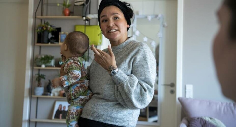 Ester Laura Jensen og hendes kæreste, Mala Johnsen, er godt i gang med at spare op til egen bolig, så de kan komme væk fra skrækbygningen. Det satser på et år.