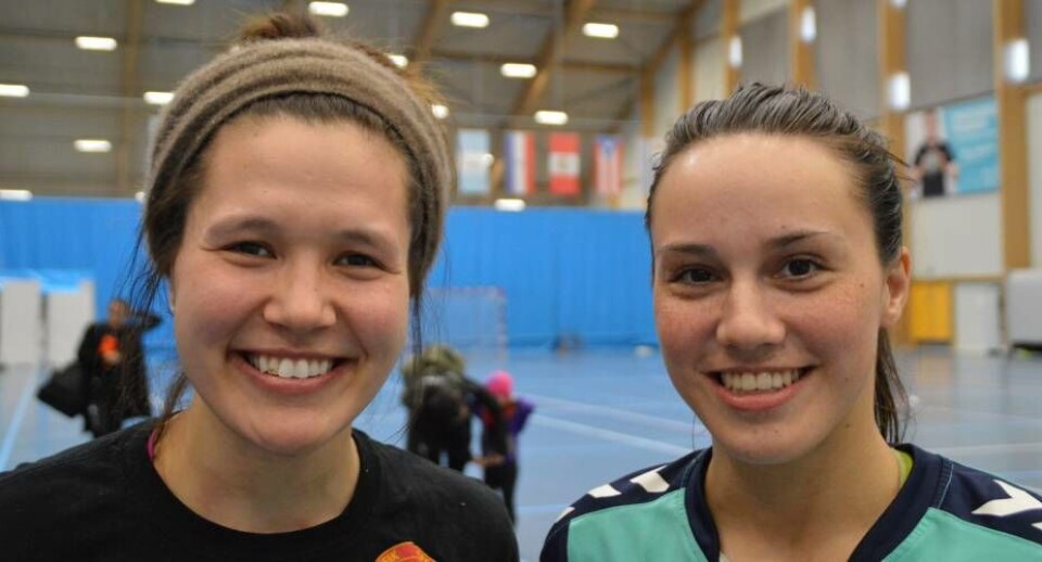 Landsholdspillerne i håndbold Ivâna Meinche (tv.) og Najaaja A. Lyberth (th.) rejser til Mexico sammen deres holdkammerater.