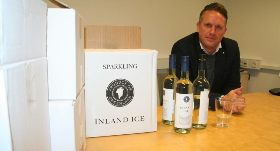 Direktør i Inland Ice, Thomas Vildersbøll hentede sidste år 246.500 liter vand fra et område nord for Ivittuut. De er nu tappet på flasker og er ved at blive solgt.