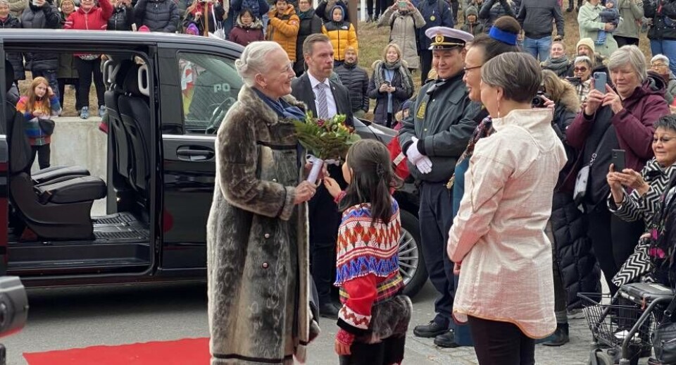 Dronning Margrethe, der er på vej ind til Katuaq under sit sidste besøg i Grønland i oktober 2021.