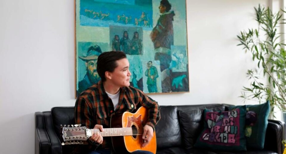 Aqqaluk Sørensen er fulgt i faderens fodspor og er blevet en habil guitarist under private former.