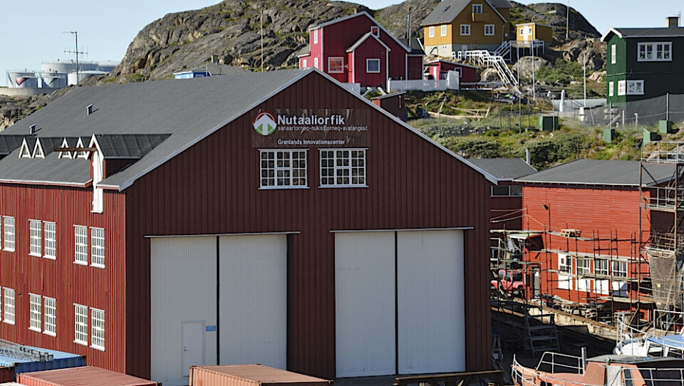 Nutaaliorfik – Grønlands innovationscenter er et anpartsselskab, der har til huse i Grønlands første nu nedlagte værft på havnen i Sisimiut. Bygningens store hal har været anvendt til udstillinger af arktiske teknologiløsninger, og der har været gennemført efteruddannelseskurser med skiftende temaer i hallen, fortæller borgmester Hermann Berthelsen. Foto: Qeqqata Kommunia