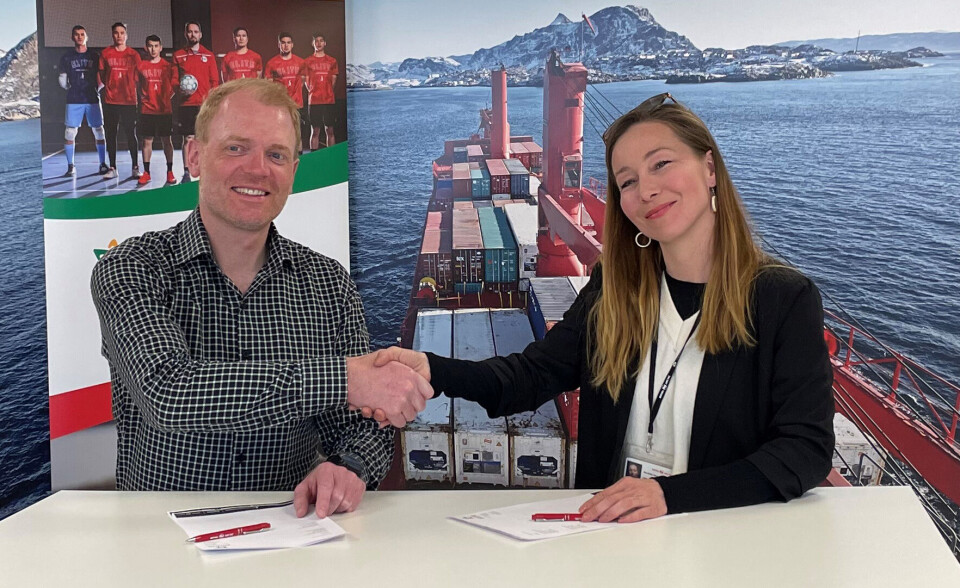 Isumaqatigiissummik atsioqatigiinnermit assilisaq atsiortoralugit imi siulittaasoq Nikolaj Christoffersen aammalu Royal Arctic Linemi Attaveqaqatigiinnermut Nittarsaassinermullu pisortaq Ann-Britta A. Olsvig. Elite Sport Greenland