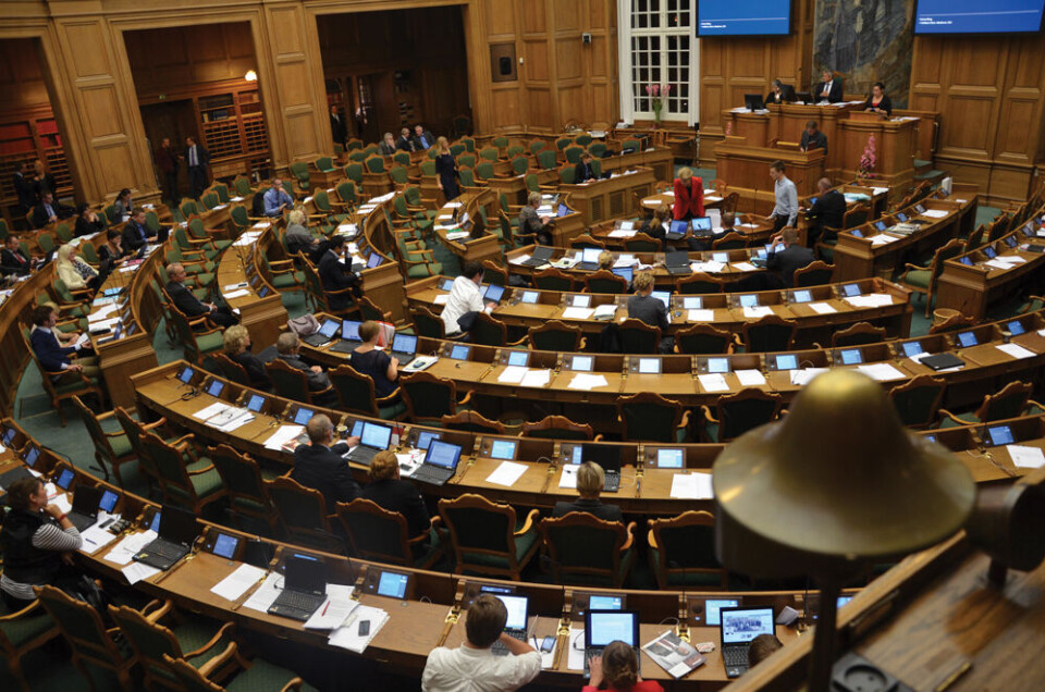 Dansk Folkepartis gruppeformand, Peter Skaarup, møder i dag mandag gruppeformændene fra de otte andre partier om fordeling af udvalgsposter. Her deler partierne sig efter anskuelser bag V-regeringen og den røde opposition inklusiv de nordatlantiske mandater. Folketingssalen