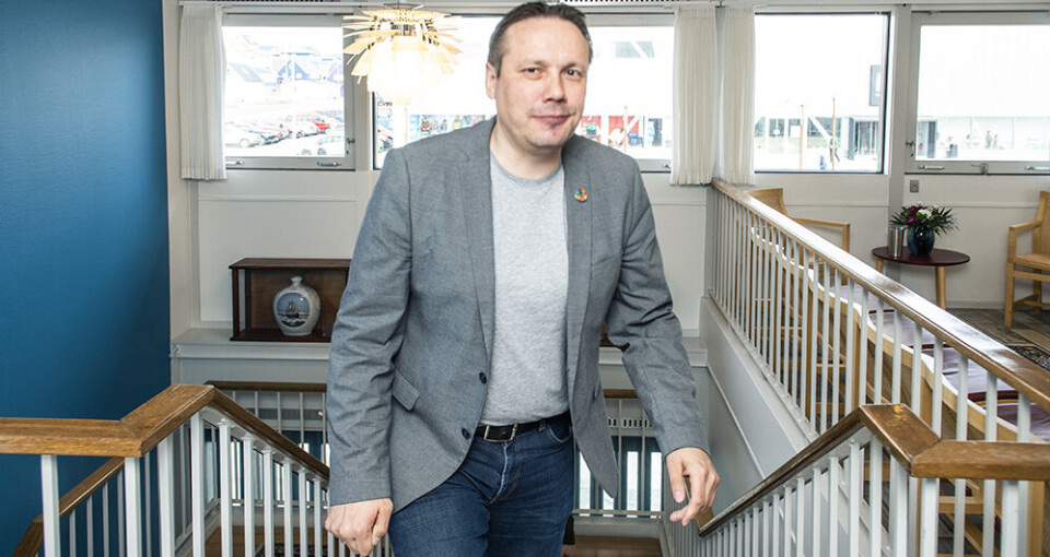 Erik Jensen på vej til møde i salen onsdag, hvor Partii Naleraq fremsatte mistillidsvotum mod Naalakkersuisoq Jens Immanuelsen. Leiff JosefsenUnder afværgedagsordenen stemte Erik Jensen for, mens hans udvalgs- og partikollega Henrik Fleischer undlod at stemme. kilde: InatsisartutErik Jensen på vej til møde i salen onsdag, hvor Partii Naleraq fremsatte mistillidsvotum mod Naalakkersuisoq Jens Immanuelsen. Leiff JosefsenUnder afværgedagsordenen stemte Erik Jensen for, mens hans udvalgs- og partikollega Henrik Fleischer undlod at stemme. kilde: InatsisartutErik Jensen på vej til møde i salen onsdag, hvor Partii Naleraq fremsatte mistillidsvotum mod Naalakkersuisoq Jens Immanuelsen. Leiff JosefsenUnder afværgedagsordenen stemte Erik Jensen for, mens hans udvalgs- og partikollega Henrik Fleischer undlod at stemme. kilde: Inatsisartut