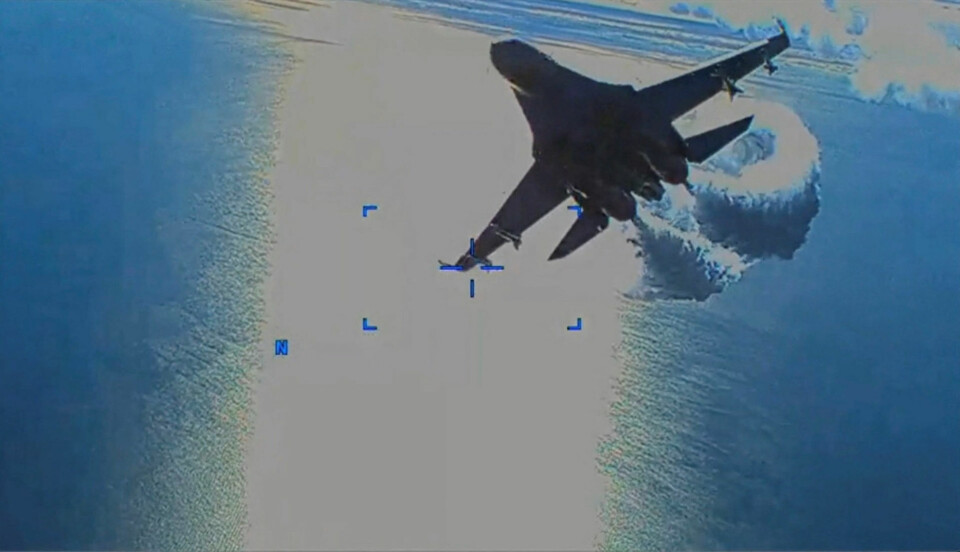 På videoen fra USA's hær kan man se, hvordan et russisk kampfly af typen Sukhoi SU-27 kaster brændstof mod den amerikanske drone over Sortehavet. Dronen ender med at styrte i havet.