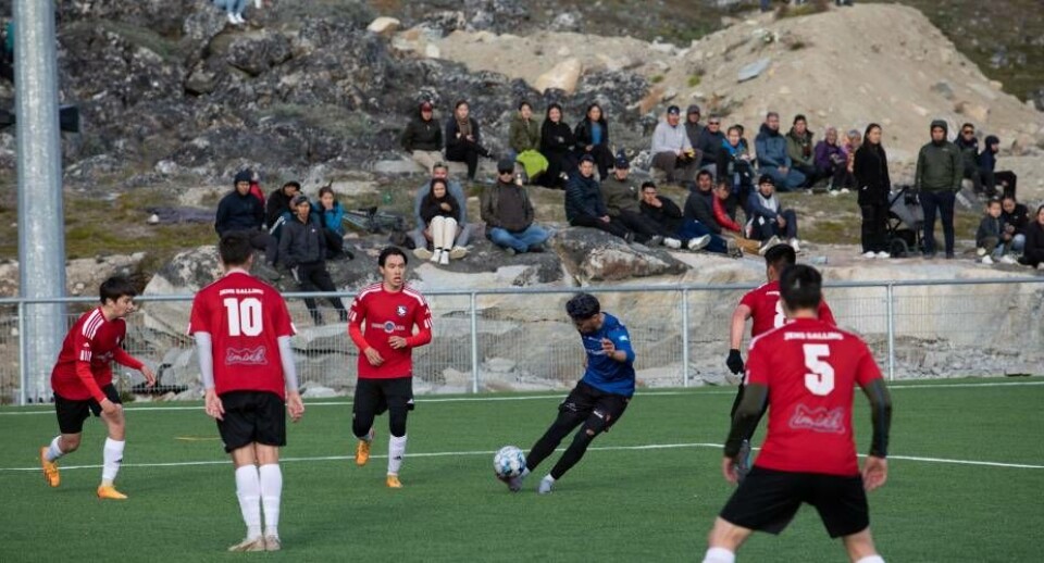 Bliver det B-67 fra Nuuk eller G-44 fra Qeqertarsuaq, der rejser fra Qaqortoq med guldmedaljer om halsen. Holdene tørner sammen i dag klokken 17.00 til finalen. Her et foto fra deres første kamp mod hinanden den 10. august hvor G-44 vandt med 3-2.