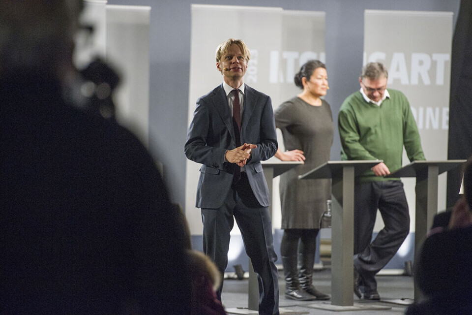 Vært Clement Kjersgaard med Siumut-formand Aleqa Hammond og fungerende formand for Naalakkersuisut Kuupik Kleist, Inuit Ataqatigiit, i baggrunden. Foto: Leiff Josefsen