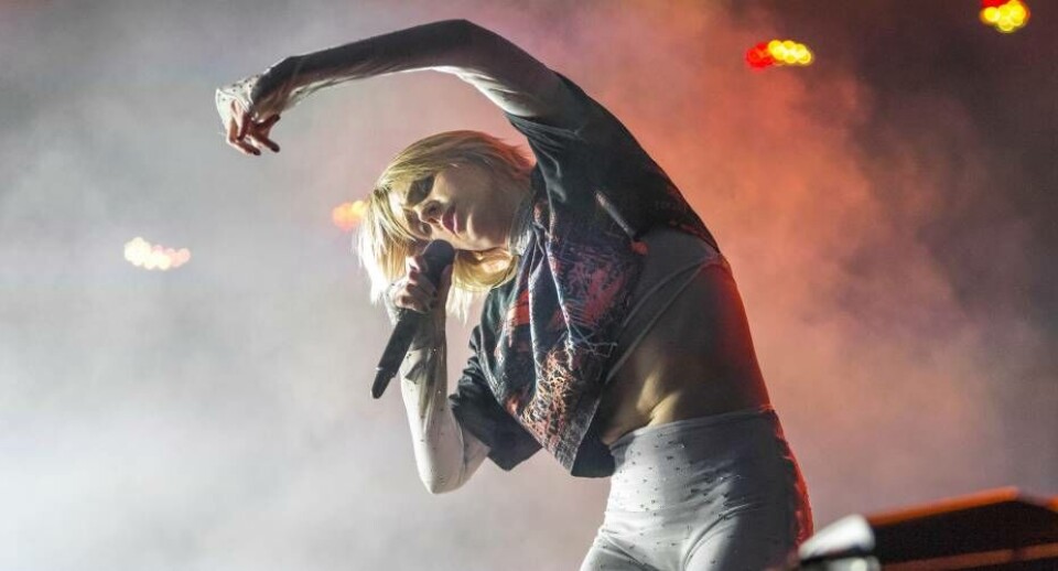 MØ ses her under hendes koncert på Roskilde Festivallen i sommers. Hun giver flere koncerter i Nuuk denne weekend.