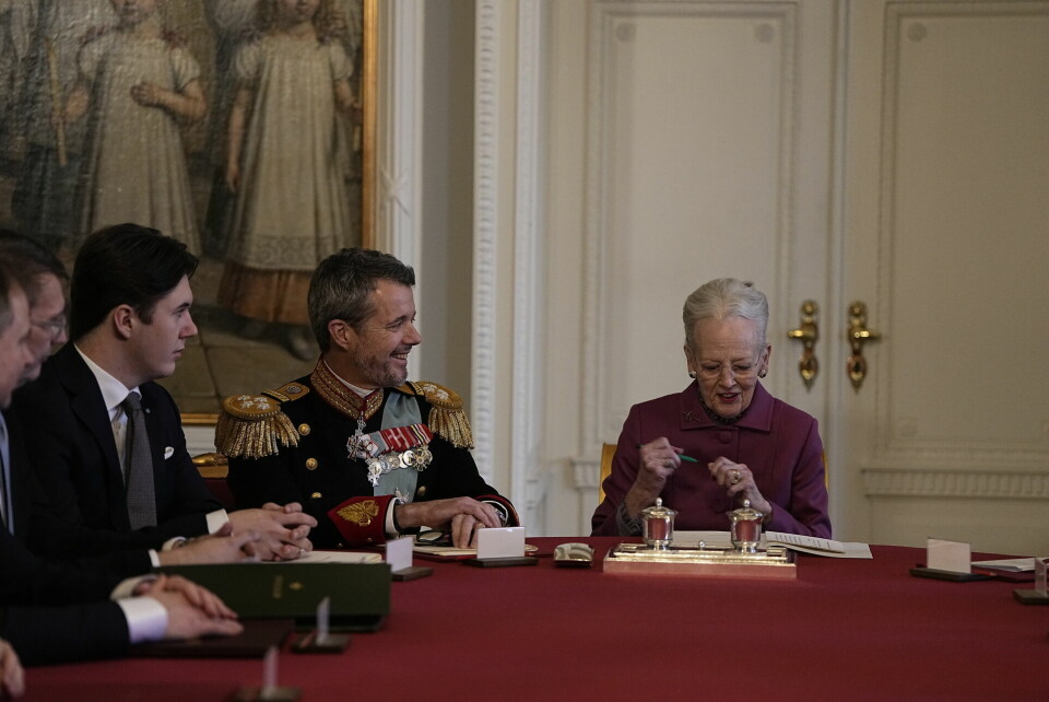 Dronning Margrethe har underskrevet en erklæring om sin abdikation og har efterfølgende forladt Statsrådet.