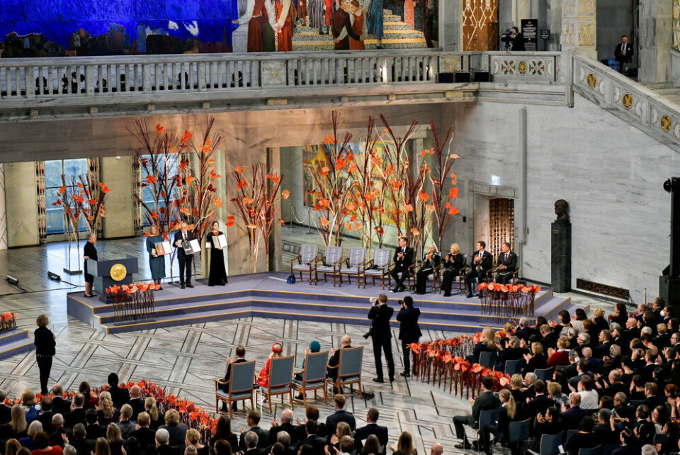 Overrækkelsen af Nobels fredspris på Oslos rådhus lørdag. En trio af menneskerettighedsforkæmpere, der repræsenterer tre nationer, blev kaldt 'fredens forkæmpere' af Nobelkomiteen.