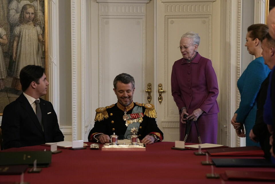 Kong Frederik tog plads ved bordenden, mens en rørt dronning forlod Statsrådet.