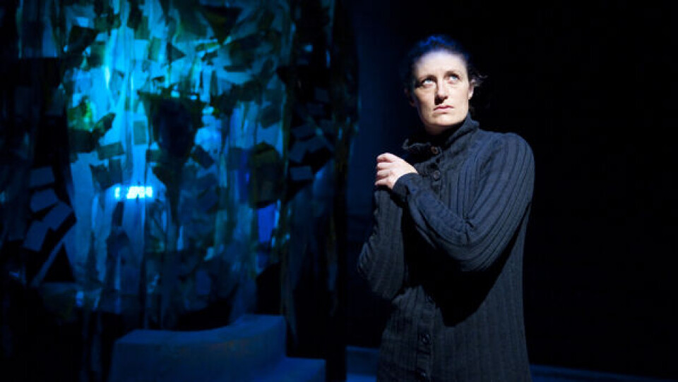 Dramaturg og skuespiller, Susanne Andreassen opfører sammen med Silamiut '4.48 Psykose' i Katuaq. Foto: Leiff Josefsen.