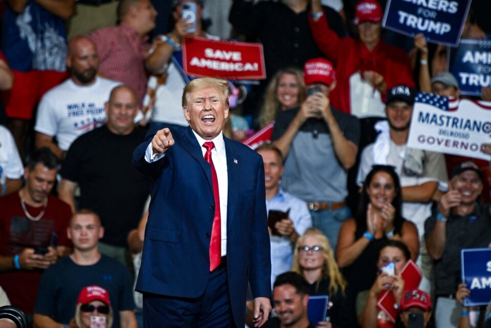USA's præsident er en 'fjende af landet', siger tidligere Donald Trump på et vælgermøde natten til søndag.