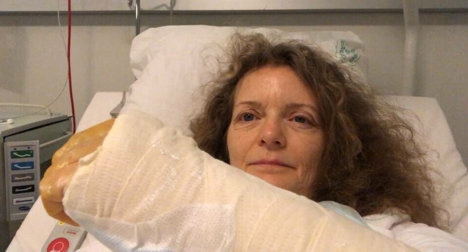 Post-operation. Vågen, lettet og glad over at være tilbage efter fuld narkose. Og med en arm i gips fra overarm til knoerne. 2. Ud på første tur i mandens store parka, med gipsarm inde ved kroppen.