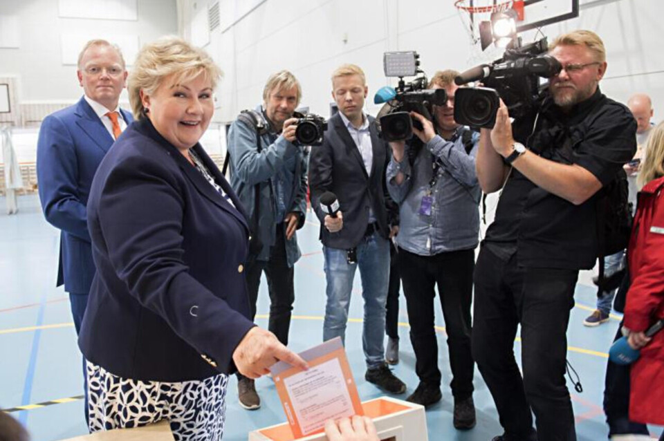 Norges statsminister Erna Solberg stemmer her til valget i Norge mandag. Hun skriver sig ind i Høyres partihistorie.