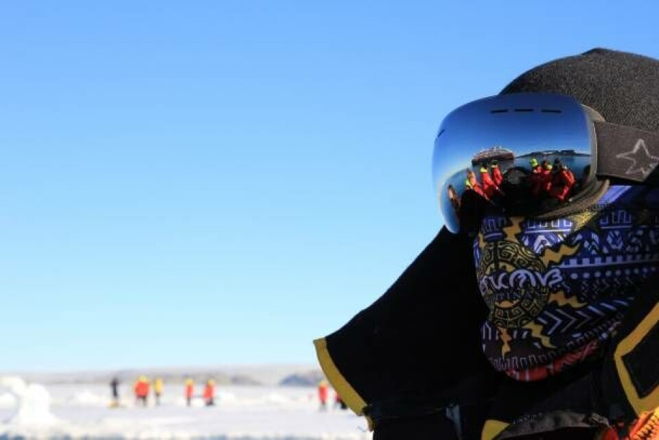 Passagererne blev fragtet med gummibåd til kystlinjen.