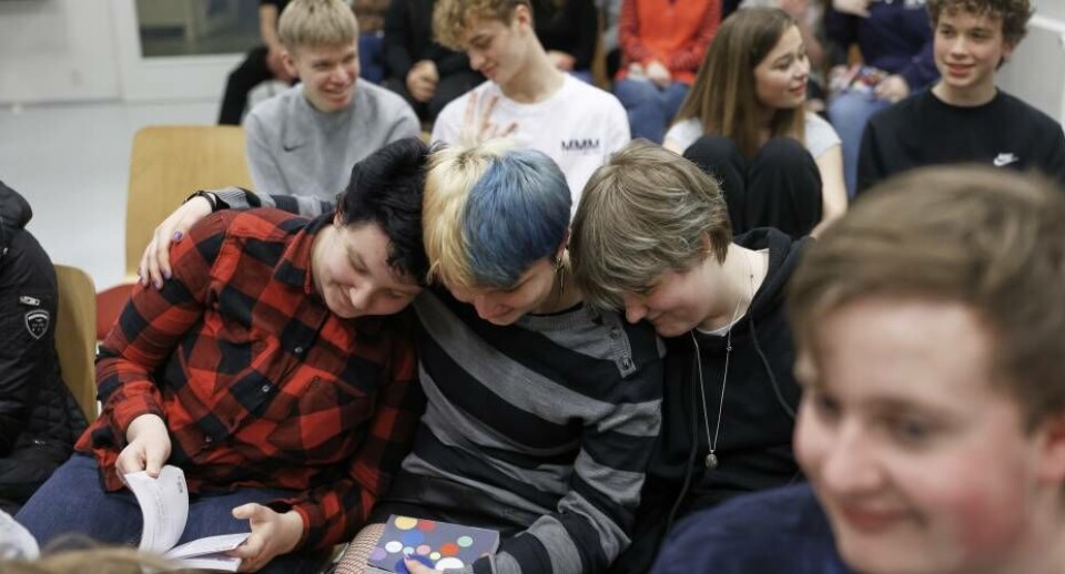Efterskoleeleverne i Danmark har været igennem flere nedlukninger og været sendt hjem til deres kontaktfamilier. Måske har det medvirket til, at færre i år har valgt at søge om tilskud til efterskoleophold i Danmark. Her er det elever fra Dronninglund Efterskole, der genser hinanden efter nedlukning i foråret.