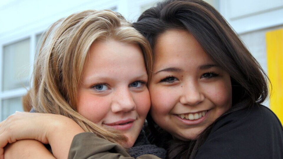 Cecilie Nørgaard på 15 år fra Nuuk går på Thorsgaard Efterskole, og Mie Wogelius, også 15 år og fra Nuuk, går på Ranum Efterskole. De er stadig bedste veninder, og det ses. Foto: Rimdal Th. Høegh Sandra Pedersen på 14 år fra Ilulissat og Camilla Nielsen på 16 år fra Nuuk går begge på Ranum Efterskole og nyder at hilse på andre unge fra Grønland. Foto: Rimdal Th. Høegh En hilsen hjem til familie og venner fra grønlandske efterskoleelever i Nordjylland. Foto: Rimdal Th. Høegh Rimdal Th. HøeghCecilie Nørgaard på 15 år fra Nuuk går på Thorsgaard Efterskole, og Mie Wogelius, også 15 år og fra Nuuk, går på Ranum Efterskole. De er stadig bedste veninder, og det ses. Foto: Rimdal Th. Høegh Sandra Pedersen på 14 år fra Ilulissat og Camilla Nielsen på 16 år fra Nuuk går begge på Ranum Efterskole og nyder at hilse på andre unge fra Grønland. Foto: Rimdal Th. Høegh En hilsen hjem til familie og venner fra grønlandske efterskoleelever i Nordjylland. Foto: Rimdal Th. Høegh Rimdal Th. HøeghCecilie Nørgaard på 15 år fra Nuuk går på Thorsgaard Efterskole, og Mie Wogelius, også 15 år og fra Nuuk, går på Ranum Efterskole. De er stadig bedste veninder, og det ses. Foto: Rimdal Th. Høegh