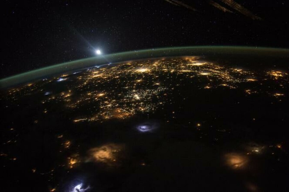 MMillioner af mennesker verden over slukker lamperne som led i den globale klimakampagne 'Earth Hour'