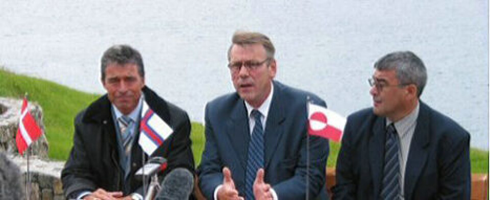 Stormomsust pressemøde efter rigsmødet i Torshavn. Fra venstre Anders Fogh Rasmussen, Joannes Eidesgaard og Hans Enoksen./ Torshavnimi naalagaaffeqatigiit ataatsimeereerneranni tusagassiortunik katersortitsineq sakkortooq. Saamerlerniit Anders Fogh Rasmussen, Joannes Eidesgaard aamma Hans Enoksen.