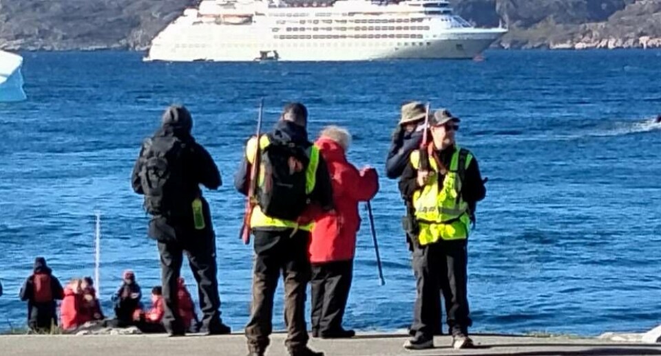 Flere borgere i Qaqortoq fik noget af et chok, da guiderne til turister fra krydstogsskibet Silver Cloud var bevæbnede under deres besøg i Qaqortoq den 30. juni.