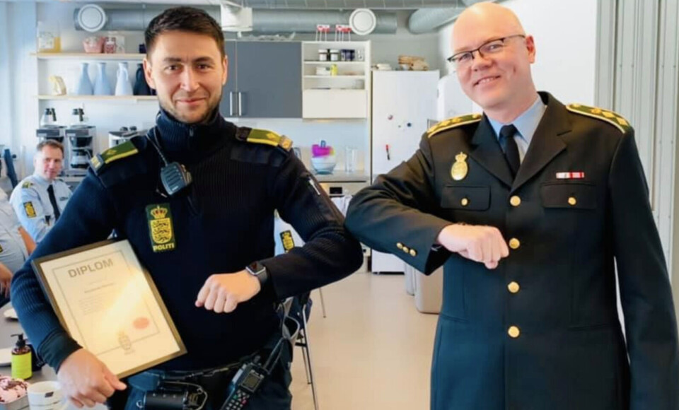 Aputsiaq Hansen får her overrakt et diplom af politimester Bjørn Tegner Bay under overværelse af kolleger på politistationen i Nuuk.