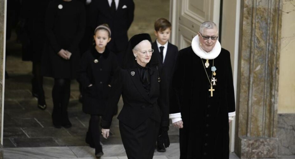 H.M. Dronning Margrethe og kongelig konfessionarius Erik Norman Svendsen på vej ind i Christiansborg Slotskirke