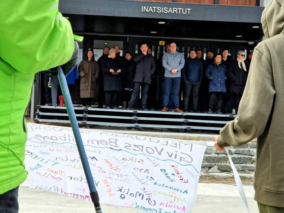 Flere medlemmer af Naalakkersuisut og Inatsisartut lyttede til s budskab under en demonstration tirsdag. Jeg vil se handling bag ordene, før politikerne får min fulde respekt, siger forkvinde for Mentor Immanuel. Mentor Immanuel