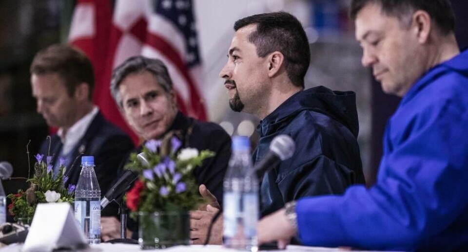 Sidst der var møde på regeringsniveau mellem den amerikanske udenrigsminister Antony Blinken og repræsentanter fra den danske regering var i maj 2021, hvor Naalakkersuisut deltog i den del af mødet, der foregik i Grønland. Her er det fra venstre daværende udenrigsminister Jeppe Kofod, den amerikanske udenrigsminister Antony Blinken, formand for Naalakkersuisut Múte Bourup Egede og naalakkersuisoq for udenrigsanliggender Pele Broberg ved et pressemøde i Kangerlussuaq.
