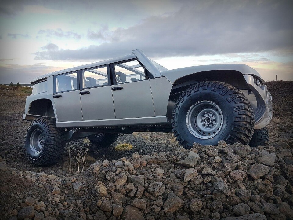 Denne speciale type af Ísar persontransport-jeep, Arctic Max, udviklet for Arctic Circle Carrier, kan transportere op til 24 passagerer og kører på Vulcanol methanol-biobrændstof fra Carbon Recycling International i Island