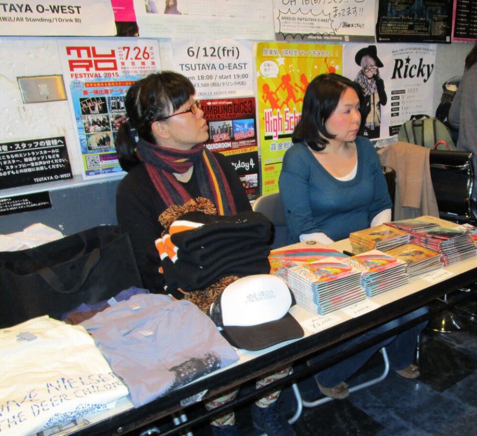 På det japanske spillested Tsutaya O-West kunne man tirsdag købe Nanooks og Nive Nielsens musik, da både Nive Nielsen og Nanook underholdt Spillested, Tokyo, Tsutaya O-West